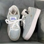 ⁦حذاء سبورت نعل عريض للنساء لون أخضر فاتح ونعل أبيض⁩ - الصورة ⁦5⁩