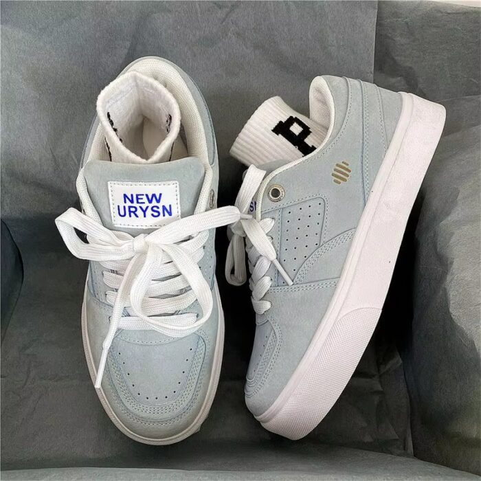 ⁦حذاء سبورت نعل عريض للنساء لون أخضر فاتح ونعل أبيض⁩ - الصورة ⁦5⁩