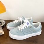 ⁦حذاء سبورت نعل عريض للنساء لون أخضر فاتح ونعل أبيض⁩ - الصورة ⁦8⁩