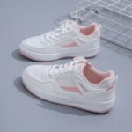 حذاء جلد سبورت للنساء لون أبيض وزهري