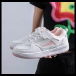 ⁦حذاء جلد سبورت للنساء لون أبيض وزهري⁩ - الصورة ⁦2⁩