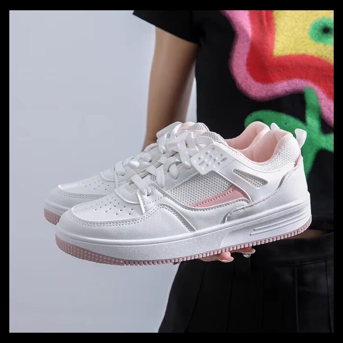 ⁦حذاء جلد سبورت للنساء لون أبيض وزهري⁩ - الصورة ⁦2⁩