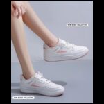 ⁦حذاء جلد سبورت للنساء لون أبيض وزهري⁩ - الصورة ⁦3⁩