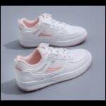 ⁦حذاء جلد سبورت للنساء لون أبيض وزهري⁩ - الصورة ⁦8⁩