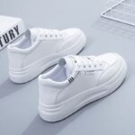 ⁦حذاء جلد سبورت للنساء لون أبيض ورمادي⁩ - الصورة ⁦2⁩