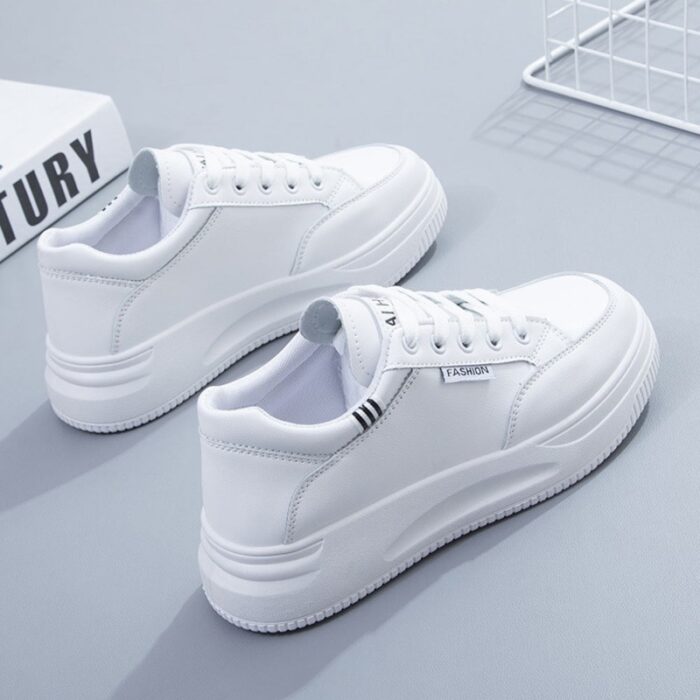 ⁦حذاء جلد سبورت للنساء لون أبيض ورمادي⁩ - الصورة ⁦2⁩