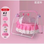 ⁦سرير اطفال متنقل مع موسيقى لون زهري⁩ - الصورة ⁦2⁩