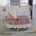 ⁦سرير اطفال متنقل مع موسيقى لون بيج⁩ - الصورة ⁦2⁩