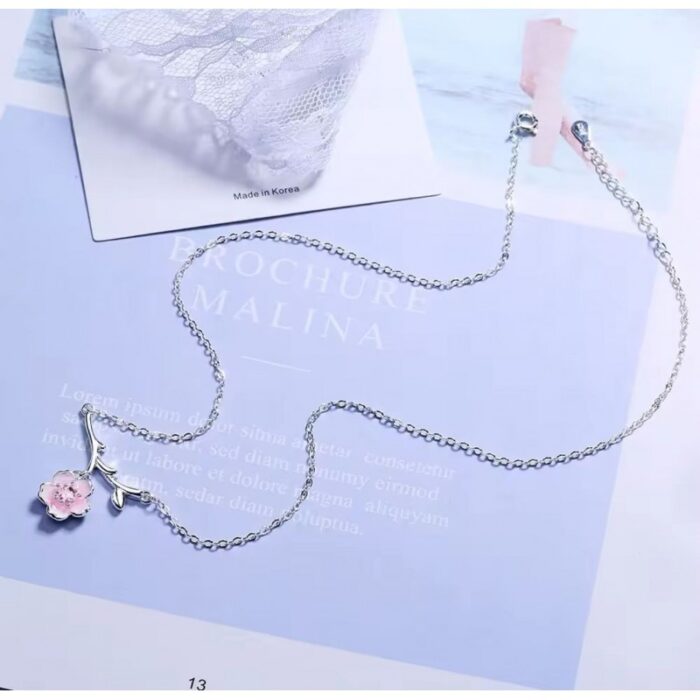 ⁦سلسال فضي على شكل وردة لون زهري عيار 925⁩ - الصورة ⁦3⁩