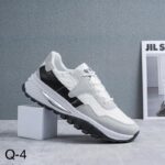 حذاء فاشن سبورت برباط للرجال لون أبيض ورمادي ونعل أبيض