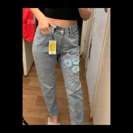 بنطال جينز لون أزرق فاتح مع قشاط لون أبيض وخرز