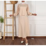 طقم تنورة وبلوزه للنساء لون بيج