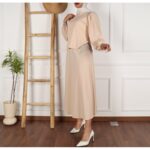 ⁦طقم تنورة وبلوزه للنساء لون بيج⁩ - الصورة ⁦3⁩