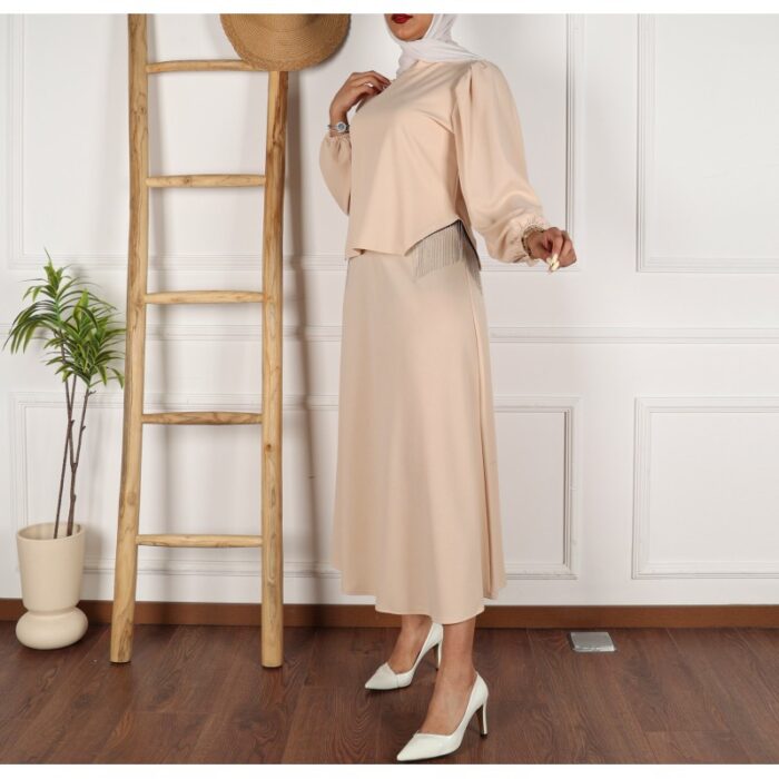⁦طقم تنورة وبلوزه للنساء لون بيج⁩ - الصورة ⁦3⁩