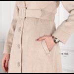 ⁦جاكيت صوف طويل للنساء لون بيج فاتح⁩ - الصورة ⁦3⁩