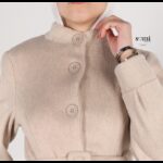 ⁦جاكيت صوف طويل للنساء لون بيج فاتح⁩ - الصورة ⁦4⁩