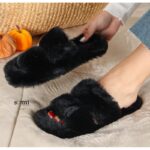 ⁦شبشب فرو بتصميم حزامين للنساء لون أسود⁩ - الصورة ⁦5⁩