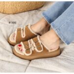 ⁦شبشب فرو منزلي بتصميم حزامين أمامين للنساء لون بني⁩ - الصورة ⁦3⁩