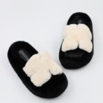 ⁦حذاء مبطن فرو بنعل عريض للنساء لون أسود وأبيض⁩ - الصورة ⁦2⁩