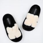 ⁦حذاء مبطن فرو بنعل عريض للنساء لون أسود وأبيض⁩ - الصورة ⁦3⁩