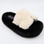 ⁦حذاء مبطن فرو بنعل عريض للنساء لون أسود وأبيض⁩ - الصورة ⁦4⁩