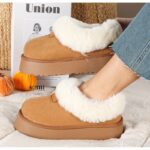 ⁦حذاء مبطن فرو بنعل عريض للنساء لون عسلي⁩ - الصورة ⁦2⁩