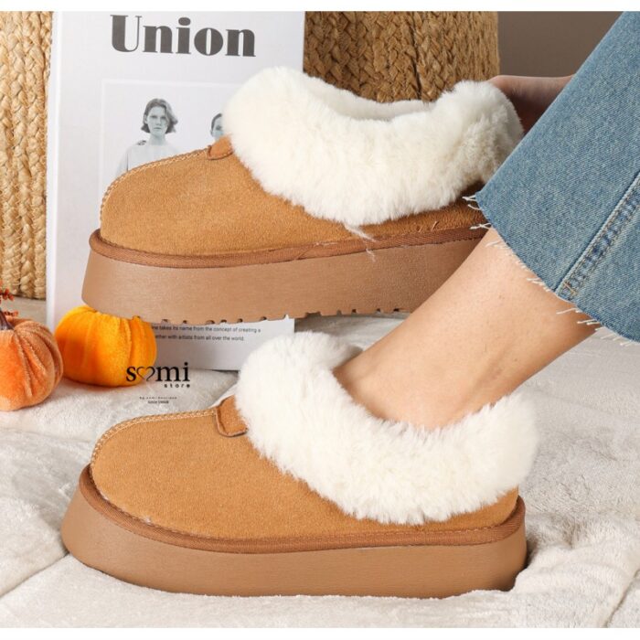 ⁦حذاء مبطن فرو بنعل عريض للنساء لون عسلي⁩ - الصورة ⁦2⁩