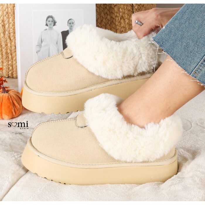 ⁦حذاء مبطن فرو بنعل عريض للنساء لون بيج⁩ - الصورة ⁦2⁩