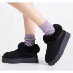 ⁦حذاء مبطن فرو بنعل عريض للنساء لون أسود⁩ - الصورة ⁦2⁩