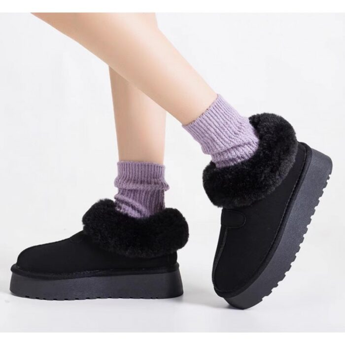 ⁦حذاء مبطن فرو بنعل عريض للنساء لون أسود⁩ - الصورة ⁦2⁩
