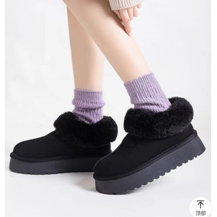 ⁦حذاء مبطن فرو بنعل عريض للنساء لون أسود⁩ - الصورة ⁦3⁩