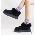 ⁦حذاء مبطن فرو بنعل عريض للنساء لون أسود⁩ - الصورة ⁦4⁩