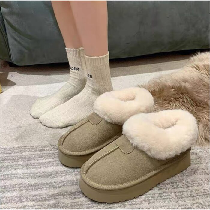 ⁦حذاء مبطن فرو بنعل عريض للنساء لون زيتي⁩ - الصورة ⁦2⁩