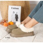 ⁦حذاء مبطن فرو بنعل عريض للنساء لون زيتي⁩ - الصورة ⁦7⁩