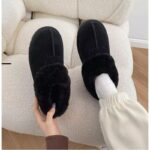 ⁦حذاء مبطن فرو لنساء لون أسود⁩ - الصورة ⁦3⁩