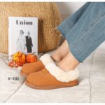 حذاء مبطن فرو للنساء لون عسلي