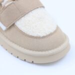 ⁦حذاء بأربطة مبطن فرو بنعل عريض للنساء لون بيج⁩ - الصورة ⁦2⁩