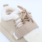 ⁦حذاء بأربطة مبطن فرو بنعل عريض للنساء لون بيج⁩ - الصورة ⁦3⁩