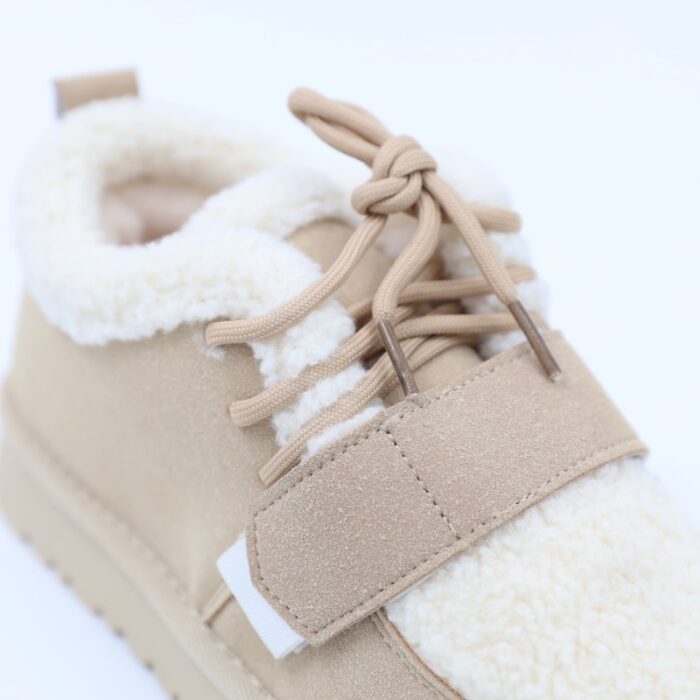 ⁦حذاء بأربطة مبطن فرو بنعل عريض للنساء لون بيج⁩ - الصورة ⁦3⁩