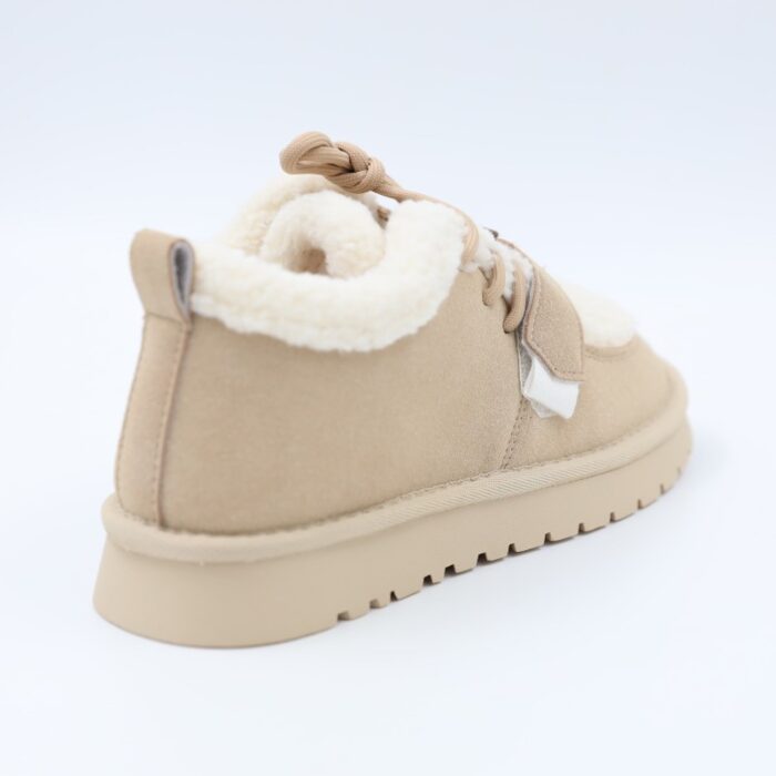 ⁦حذاء بأربطة مبطن فرو بنعل عريض للنساء لون بيج⁩ - الصورة ⁦4⁩