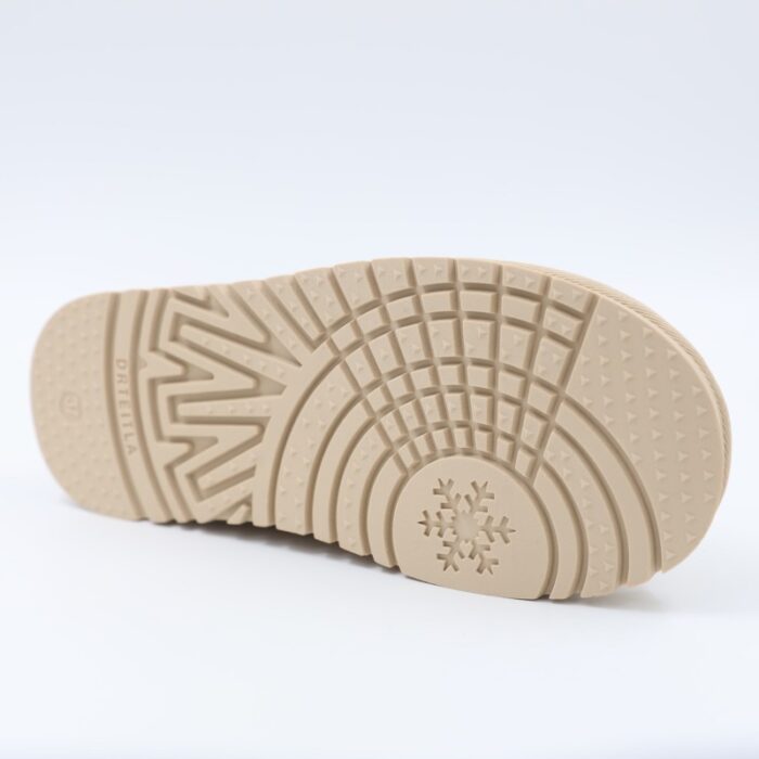 ⁦حذاء بأربطة مبطن فرو بنعل عريض للنساء لون بيج⁩ - الصورة ⁦6⁩