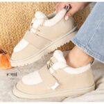 ⁦حذاء بأربطة مبطن فرو بنعل عريض للنساء لون بيج⁩ - الصورة ⁦8⁩