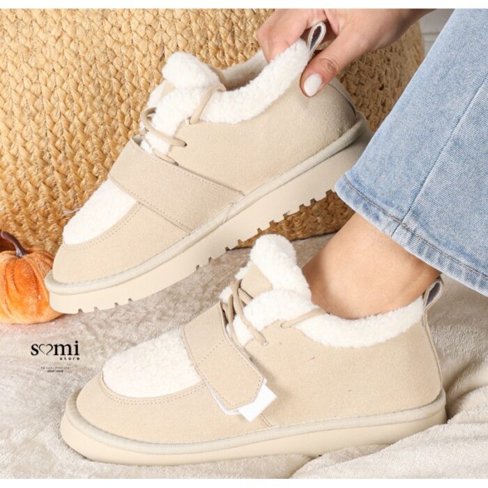 ⁦حذاء بأربطة مبطن فرو بنعل عريض للنساء لون بيج⁩ - الصورة ⁦8⁩