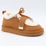 ⁦حذاء بأربطة مبطن فرو بنعل عريض للنساء لون عسلي⁩ - الصورة ⁦2⁩