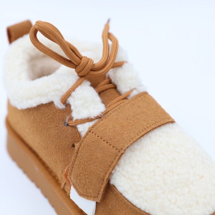 ⁦حذاء بأربطة مبطن فرو بنعل عريض للنساء لون عسلي⁩ - الصورة ⁦4⁩