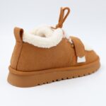 ⁦حذاء بأربطة مبطن فرو بنعل عريض للنساء لون عسلي⁩ - الصورة ⁦5⁩