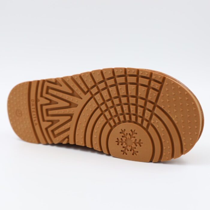 ⁦حذاء بأربطة مبطن فرو بنعل عريض للنساء لون عسلي⁩ - الصورة ⁦7⁩