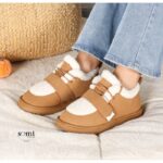 ⁦حذاء بأربطة مبطن فرو بنعل عريض للنساء لون عسلي⁩ - الصورة ⁦8⁩