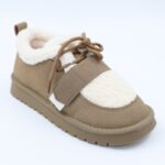 ⁦حذاء بأربطة مبطن فرو بنعل عريض للنساء لون زيتي⁩ - الصورة ⁦2⁩