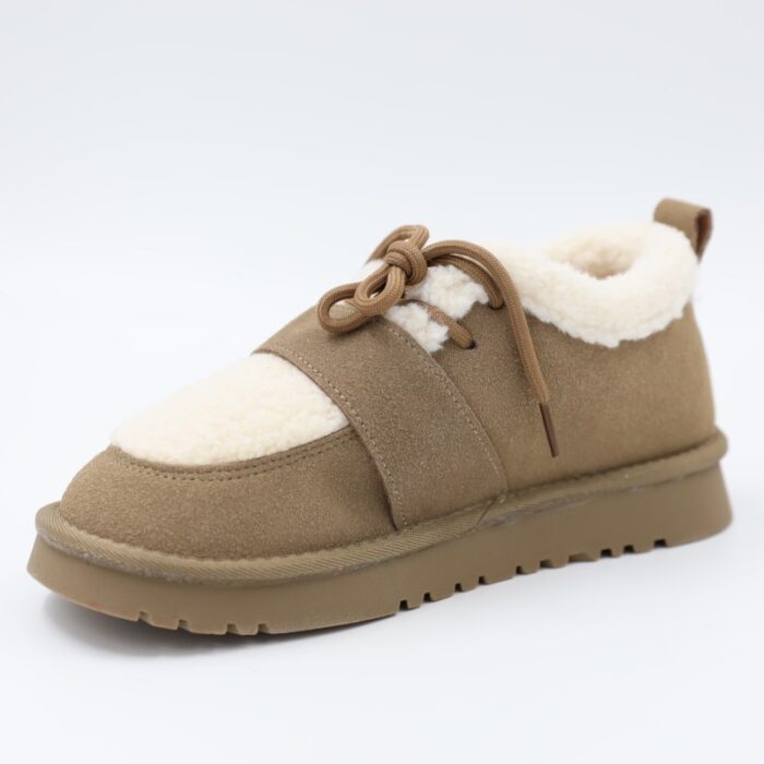 ⁦حذاء بأربطة مبطن فرو بنعل عريض للنساء لون زيتي⁩ - الصورة ⁦6⁩